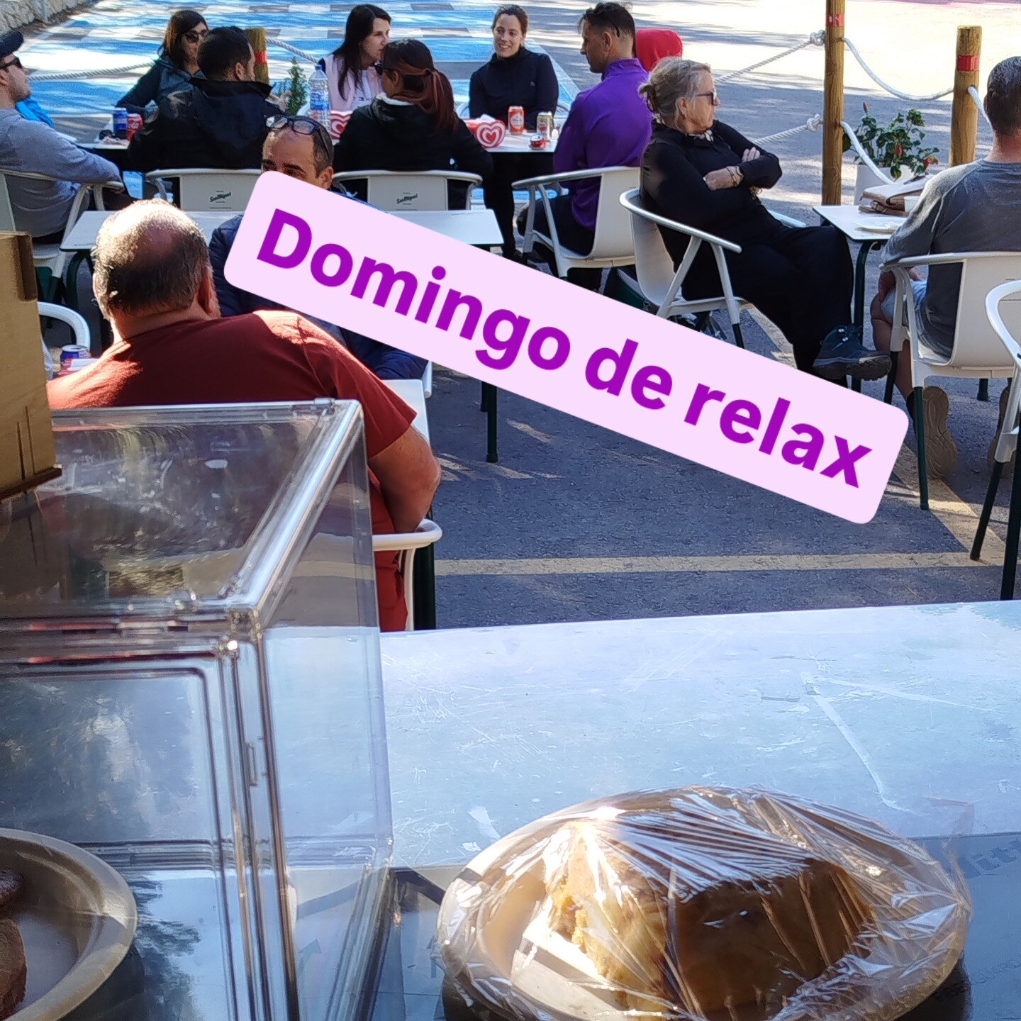 Ambiente en la terraza del Chiringuito Riu Blanc