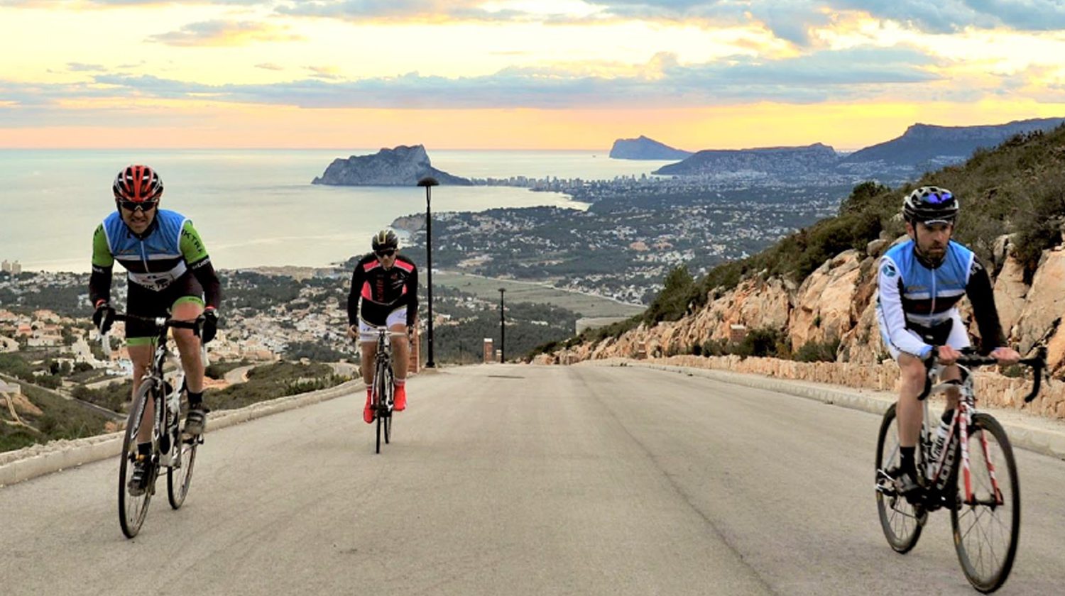 Ciclistas ascendiendo el Puig Llorença en El Poble Nou de Benitatxell